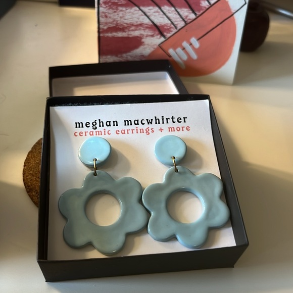 Floral ceramic earrings - Picture 3 of 4